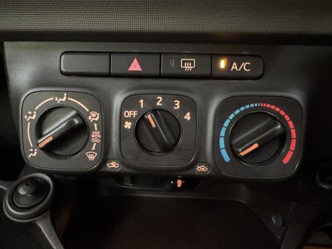 パッソ１．０Ｘ　禁煙車　寒冷地仕様　ベンチシート　エンジンスターター　社外１３インチＡＷ　社外１３ＡＷ＋スタッドレスタイヤ付　フロントガラス熱線　キーレスキー　純正ドアバイザー　タイミングチェーン車　電動格納ミラー 4WD 1000 5Dr