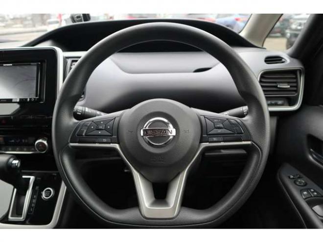 セレナ2.0 B 4WD　社外ナビ　バックカメラ　バックブザー　ETC　前側ドライブレコーダー　クルーズコントロール　オートライト　フォグランプ 2000
