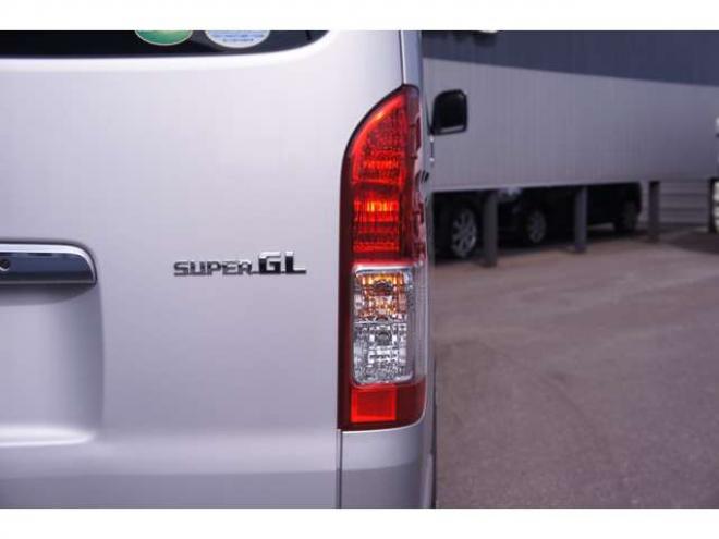ハイエースバン2.8 スーパーGL ロング ディーゼルターボ 4WD　SDナビTV　パノラミックビューモニター　415コブラフロントスポイラー　リアスポイラー　ボンネット　18インチアルミ　ベッドキット　ローダウン　デジタルインナーミラー　LEDヘッドライト　スマートキー 2800