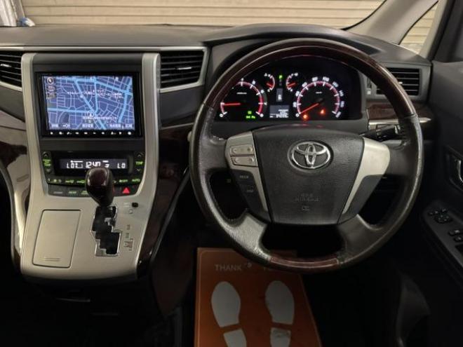 ヴェルファイア２．４Ｚ　後期型　禁煙車　純正リアフリップダウンモニター　純正１８インチＡＷ　社外１６ＡＷ＋スタッドレスタイヤ　両側パワースライドドア　純正ナビ　地デジ　ＤＶＤ再生　Ｂｌｕｅｔｏｏｔｈオーディオ　バックカメラ 4WD 2400 5Dr