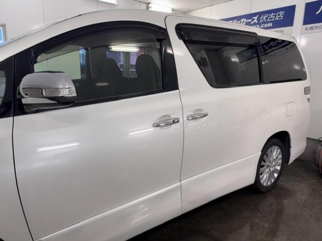 ヴェルファイア２．４Ｚ　後期型　禁煙車　純正リアフリップダウンモニター　純正１８インチＡＷ　社外１６ＡＷ＋スタッドレスタイヤ　両側パワースライドドア　純正ナビ　地デジ　ＤＶＤ再生　Ｂｌｕｅｔｏｏｔｈオーディオ　バックカメラ 4WD 2400 5Dr