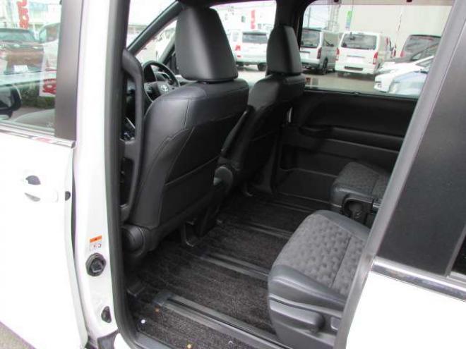ヴォクシー2.0 S-Z 4WD　GRエアロ/WORK20インチアルミホイール/RSR車高調/純正ナビ/フルセグTV/バックカメラ/両側パワースライドドア/レーダークルーズコントロール/純正フリップダウンモニター/ビルトインETC 2000