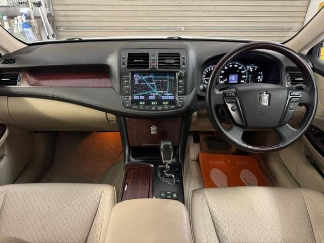 クラウンロイヤルサルーン　ｉ－Ｆｏｕｒ　ナビパッケージ　禁煙車　純正１７インチＡＷ　社外１６ＡＷ＋スタッドレスタイヤ付　純正ＨＤＤナビ　フルセグ地デジ　ＤＶＤ再生　Ｂｌｕｅｔｏｏｔｈオーディオ　バックカメラ　エンジンスターター　前後ドラレコ　ＥＴＣ 4WD 2500 4Dr