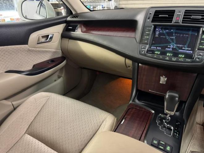 クラウンロイヤルサルーン　ｉ－Ｆｏｕｒ　ナビパッケージ　禁煙車　純正１７インチＡＷ　社外１６ＡＷ＋スタッドレスタイヤ付　純正ＨＤＤナビ　フルセグ地デジ　ＤＶＤ再生　Ｂｌｕｅｔｏｏｔｈオーディオ　バックカメラ　エンジンスターター　前後ドラレコ　ＥＴＣ 4WD 2500 4Dr