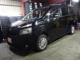 ヴォクシー　2.0 X 4WD　ナビ・TV・バックカメラ・両側電動スライドドア・エンスタ・フリップダウンモニター・寒冷地仕様・ワイパーデアイサー・リアヒーター・フルフラットシート・3列シート・フォグランプ・オートエアコン・AUX 2000