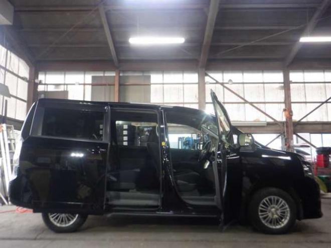 ヴォクシー2.0 X 4WD　ナビ・TV・バックカメラ・両側電動スライドドア・エンスタ・フリップダウンモニター・寒冷地仕様・ワイパーデアイサー・リアヒーター・フルフラットシート・3列シート・フォグランプ・オートエアコン・AUX 2000