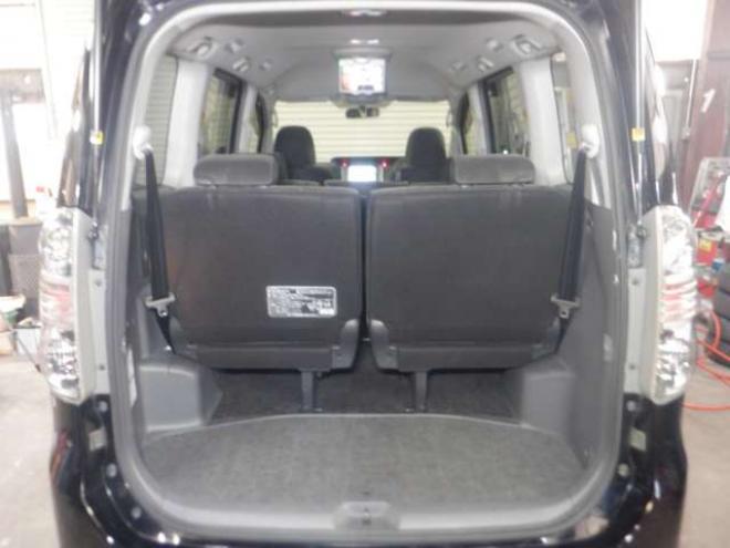 ヴォクシー2.0 X 4WD　ナビ・TV・バックカメラ・両側電動スライドドア・エンスタ・フリップダウンモニター・寒冷地仕様・ワイパーデアイサー・リアヒーター・フルフラットシート・3列シート・フォグランプ・オートエアコン・AUX 2000