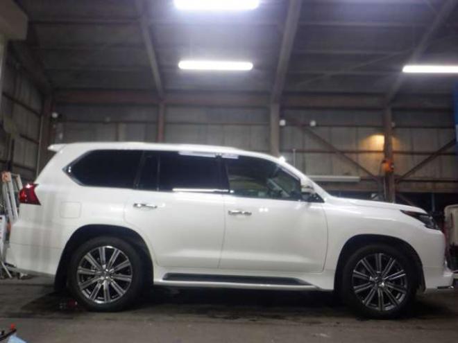 レクサスLX 570 4WD　本州仕入・ナビ・TV・B/T・全方位カメラ・サンルーフ・革シート・マクレビ・モデリスタエアロ・マフラー・リアエンタメ・LEDヘッドライト・パワーバックドア・HUD・BSM・クールボックス・シートヒーター・ 5700