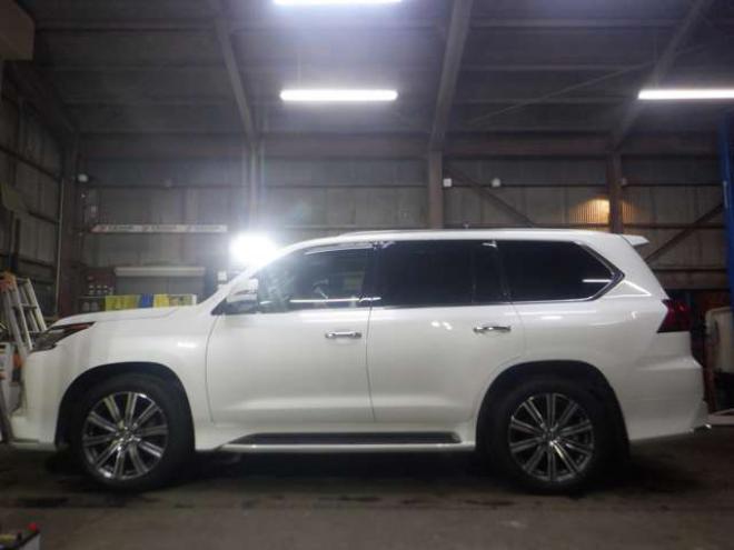 レクサスLX 570 4WD　本州仕入・ナビ・TV・B/T・全方位カメラ・サンルーフ・革シート・マクレビ・モデリスタエアロ・マフラー・リアエンタメ・LEDヘッドライト・パワーバックドア・HUD・BSM・クールボックス・シートヒーター・ 5700