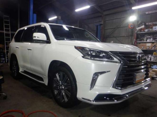 レクサスLX 570 4WD　本州仕入・ナビ・TV・B/T・全方位カメラ・サンルーフ・革シート・マクレビ・モデリスタエアロ・マフラー・リアエンタメ・LEDヘッドライト・パワーバックドア・HUD・BSM・クールボックス・シートヒーター・ 5700