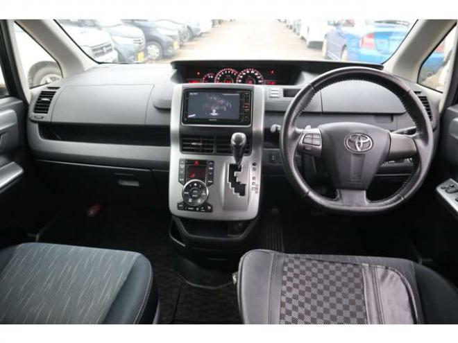 ヴォクシー2.0 ZS 煌II 4WD　スマートキー・ナビ・TV・バックカメラ・両側パワ-スライドドア・後期型 2000