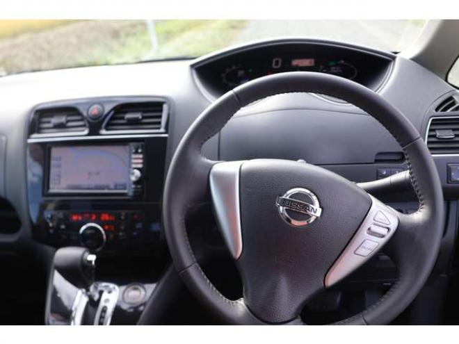 セレナ2.0 ハイウェイスター Vセレクション 4WD　検二年　バックカメラ　自社　ローンカノウ 2000