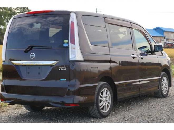 セレナ2.0 ハイウェイスター Vセレクション 4WD　検二年　バックカメラ　自社　ローンカノウ 2000