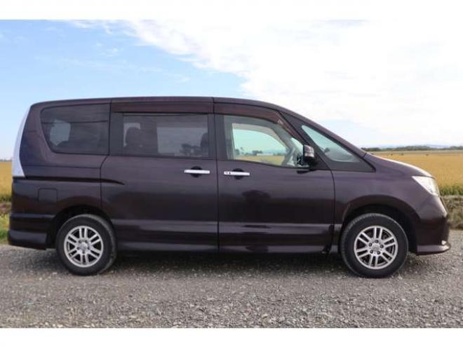 セレナ2.0 ハイウェイスター Vセレクション 4WD　検二年　バックカメラ　自社　ローンカノウ 2000