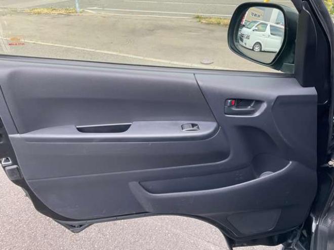 レジアスエース2.8 DX ロングボディ ディーゼルターボ 4WD　2.8Lディーゼルターボ4WD　LEDヘッドライト　カーボン調ボンネット　社外フロントリップ　社外16インチAW　社外ルーフスポイラー　パナソニック製ナビTV　bluetooth バックカメラ　ETC　リアヒーター　ローダウン 2800