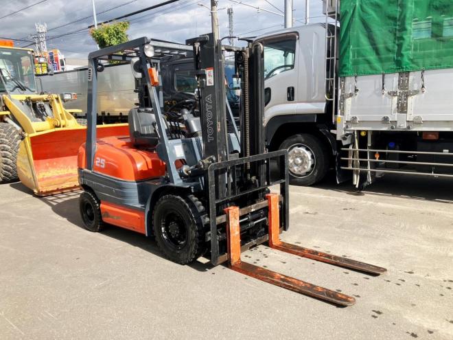 フォークリフトトヨタ　中古　6FG25　建機