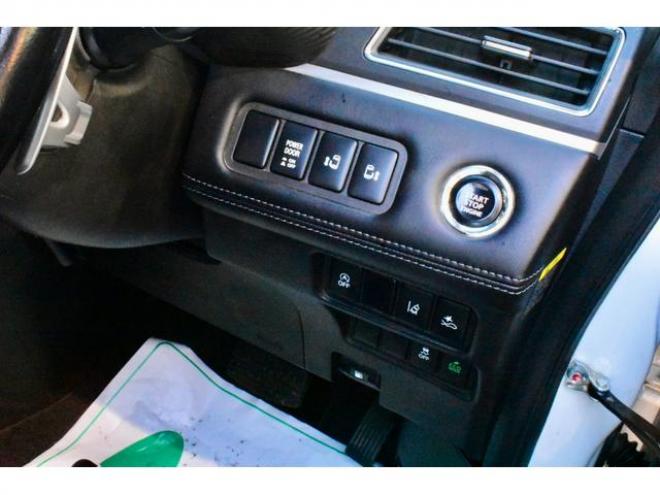 デリカＤ：５ Ｇ ４ＷＤ 本州仕入 新品フロントガード 新品ディスプレイオーディオ 純正ルーフラック 新車外し１８インチホイール／タイヤ（北海道） 4WD 2200(D) 5Dr