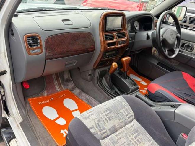 ダットサン2.4 AXリミテッド ダブルキャブ 4WD　ハードトノカバー　車検9年6　オートマ 2400