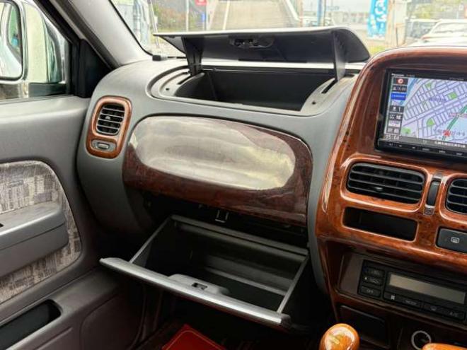 ダットサン2.4 AXリミテッド ダブルキャブ 4WD　ハードトノカバー　車検9年6　オートマ 2400