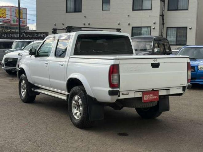 ダットサン2.4 AXリミテッド ダブルキャブ 4WD　ハードトノカバー　車検9年6　オートマ 2400