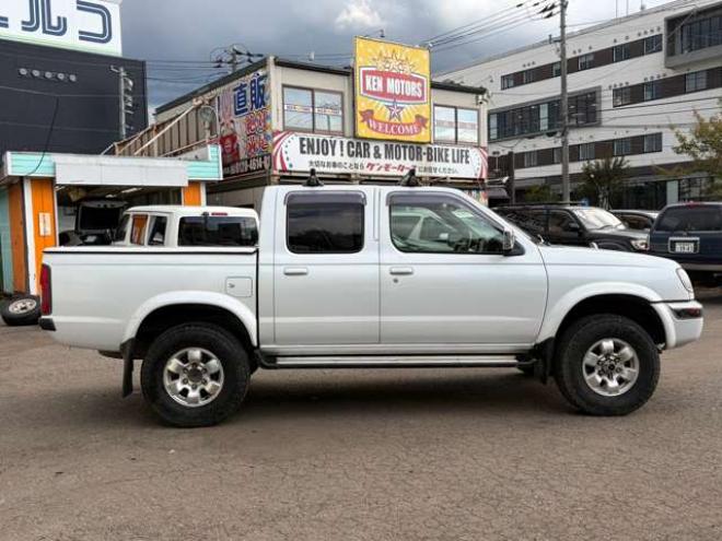 ダットサン2.4 AXリミテッド ダブルキャブ 4WD　ハードトノカバー　車検9年6　オートマ 2400