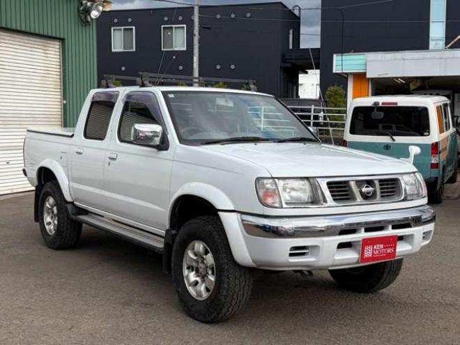 ダットサン2.4 AXリミテッド ダブルキャブ 4WD　ハードトノカバー　車検9年6　オートマ 2400