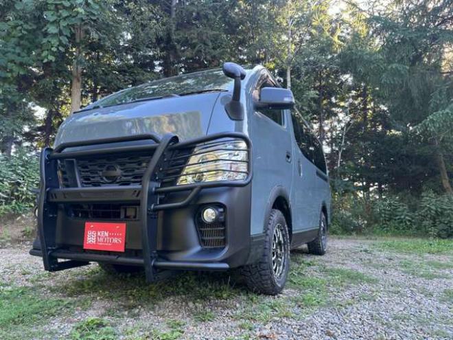 キャラバンNV350 2.5 プレミアムGX ロングボディ ディーゼルターボ 4WD　ABS　衝突軽減ブレーキ　横滑防止装置　盗難防止装置　エアコン　パワステ　パワーウィンドウ　キーレス　片側スライドドア　フォグランプ　ETC　エアバッグ　オリジナル全塗装アンビルグレー　フロントグリル 2500