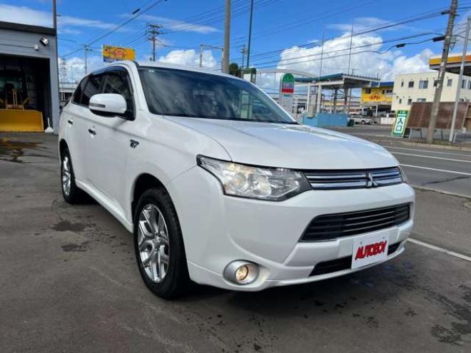 アウトランダーPHEV2.0 G プレミアムパッケージ 4WD　本革シート　ロックフォードプレミアムサウンドシステム　純正ナビ　フルセグTV　バックカメラ　クルーズコントロール　パドルシフト　衝突軽減システム　車線逸脱　AC100V　パワーバックドア　パワーシート 2000