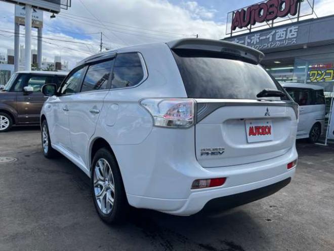 アウトランダーPHEV2.0 G プレミアムパッケージ 4WD　本革シート　ロックフォードプレミアムサウンドシステム　純正ナビ　フルセグTV　バックカメラ　クルーズコントロール　パドルシフト　衝突軽減システム　車線逸脱　AC100V　パワーバックドア　パワーシート 2000