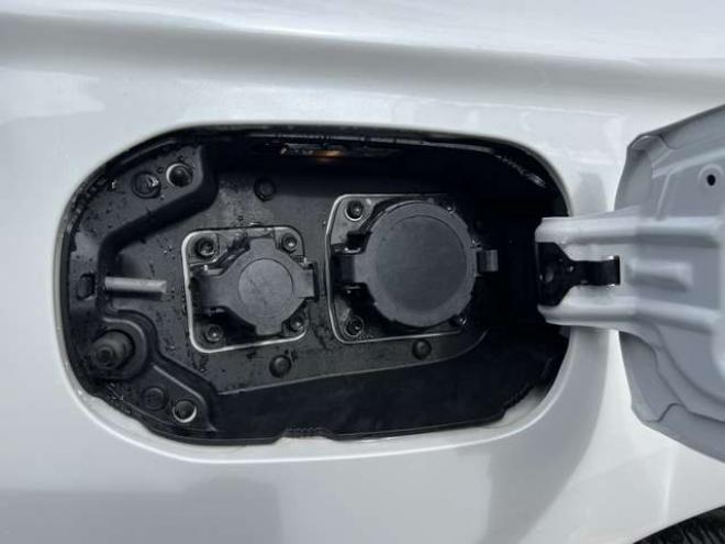 アウトランダーPHEV2.0 G プレミアムパッケージ 4WD　本革シート　ロックフォードプレミアムサウンドシステム　純正ナビ　フルセグTV　バックカメラ　クルーズコントロール　パドルシフト　衝突軽減システム　車線逸脱　AC100V　パワーバックドア　パワーシート 2000