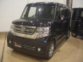 N-BOX　カスタム Ｇ・Ｌパッケージ ４ＷＤ 後期モデル シートヒーター 後部シートスライドタイプ 電動スライドドア Ｗシートヒーター ＥＴＣ ＨＩＤ エコアイドル スマートキー ベンチシート ＣＶＴ 盗難防止システム ＡＢＳ ＥＳＣ（北海道） 4WD 660 5Dr