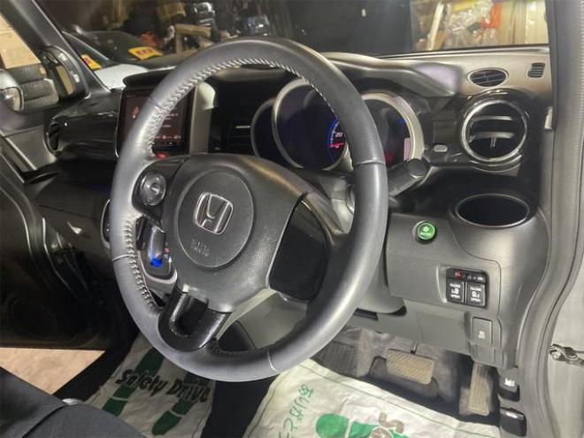 N-BOXカスタム Ｇ ＳＳパッケージ ４ＷＤ ナビ ＴＶ Ｒカメラ パワーウインドウ 助手席エアバッグ キーレス エアバッグ フルオートエアコン 横滑り防止 ベンチシート 盗難防止システム アイドリングストップ スマ－トキ－（北海道） 4WD 660 5Dr