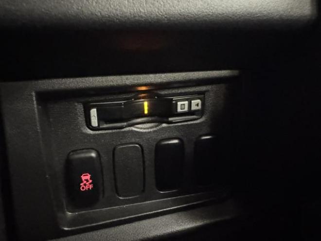 デリカＤ：５　Ｇパッケージ　寒冷地仕様　禁煙車　エクストリーム１６インチＡＷ＋新品ＴＯＹＯホワイトレター　純正１８ＡＷ＋スタッドレスタイヤ付　カロッツェリアナビ　地デジ　ＤＶＤ再生　バックカメラ　クルーズコントロール　ＥＴＣ 4WD 2400 5Dr