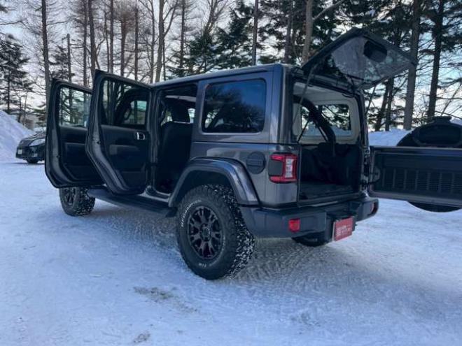 ラングラーアンリミテッド サハラ 3.6L 4WD　グラナイトグレー　エアコン　クルコン　パワステ　パワーウィンドウ　フロントカメラ　バックカメラ　キーレスエントリー　アルミホイール　ABS　横滑り防止装置　盗難防止装置　フルセグTV 正規輸入車 3600