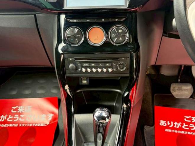 シトロエンDS3 シック　ETC　エアコン・クーラー　パワステ　パワーウィンドウ　キーレス　ABS 運転席エアバッグ　助手席エアバッグ　サイドエアバッグ　横滑り防止装置　社外ナビ　MTモード付 正規輸入車 2WD 1200