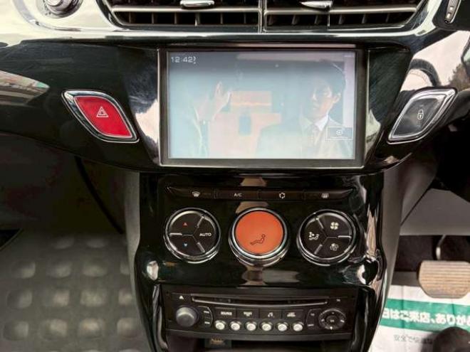 シトロエンDS3 シック　ETC　エアコン・クーラー　パワステ　パワーウィンドウ　キーレス　ABS 運転席エアバッグ　助手席エアバッグ　サイドエアバッグ　横滑り防止装置　社外ナビ　MTモード付 正規輸入車 2WD 1200