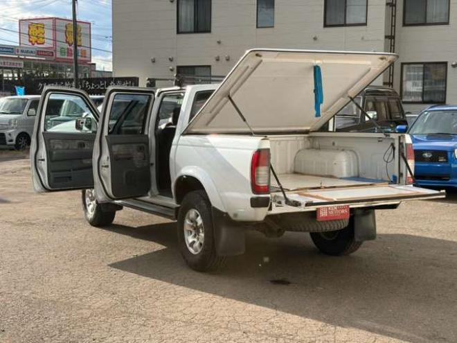 ダットサン2.4 AXリミテッド ダブルキャブ 4WD　ハードトノカバー　車検9年6　オートマ 2400