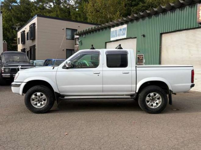 ダットサン2.4 AXリミテッド ダブルキャブ 4WD　ハードトノカバー　車検9年6　オートマ 2400
