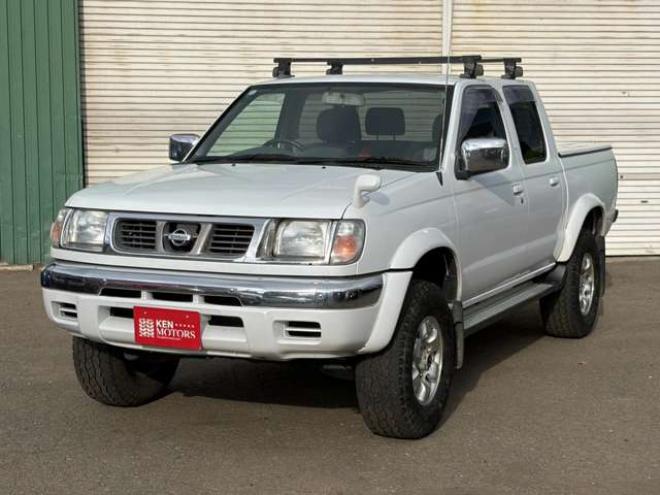 ダットサン2.4 AXリミテッド ダブルキャブ 4WD　ハードトノカバー　車検9年6　オートマ 2400