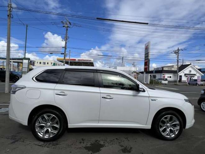 アウトランダーPHEV2.0 G プレミアムパッケージ 4WD　本革シート　ロックフォードプレミアムサウンドシステム　純正ナビ　フルセグTV　バックカメラ　クルーズコントロール　パドルシフト　衝突軽減システム　車線逸脱　AC100V　パワーバックドア　パワーシート 2000