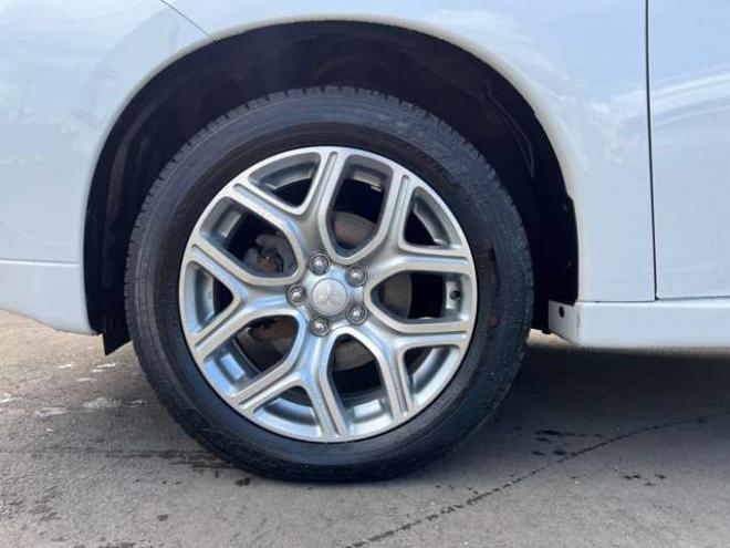 アウトランダーPHEV2.0 G プレミアムパッケージ 4WD　本革シート　ロックフォードプレミアムサウンドシステム　純正ナビ　フルセグTV　バックカメラ　クルーズコントロール　パドルシフト　衝突軽減システム　車線逸脱　AC100V　パワーバックドア　パワーシート 2000
