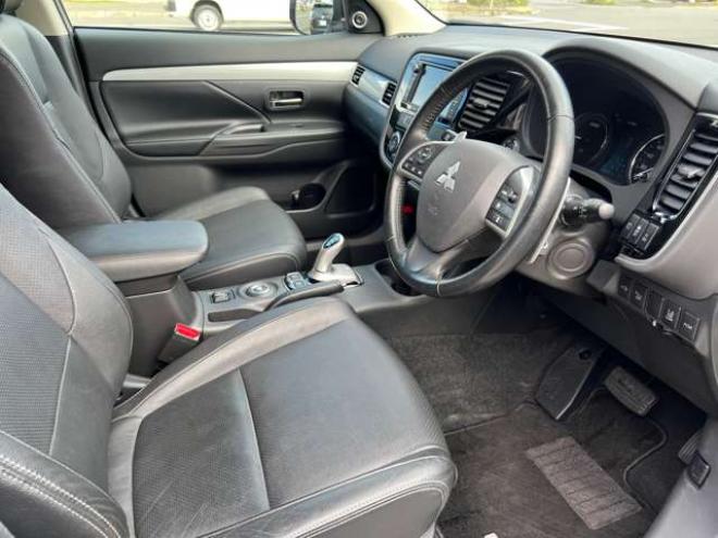 アウトランダーPHEV2.0 G プレミアムパッケージ 4WD　本革シート　ロックフォードプレミアムサウンドシステム　純正ナビ　フルセグTV　バックカメラ　クルーズコントロール　パドルシフト　衝突軽減システム　車線逸脱　AC100V　パワーバックドア　パワーシート 2000