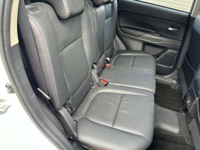 アウトランダーPHEV2.0 G プレミアムパッケージ 4WD　本革シート　ロックフォードプレミアムサウンドシステム　純正ナビ　フルセグTV　バックカメラ　クルーズコントロール　パドルシフト　衝突軽減システム　車線逸脱　AC100V　パワーバックドア　パワーシート 2000