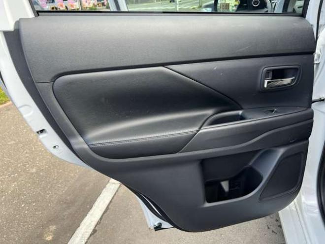 アウトランダーPHEV2.0 G プレミアムパッケージ 4WD　本革シート　ロックフォードプレミアムサウンドシステム　純正ナビ　フルセグTV　バックカメラ　クルーズコントロール　パドルシフト　衝突軽減システム　車線逸脱　AC100V　パワーバックドア　パワーシート 2000
