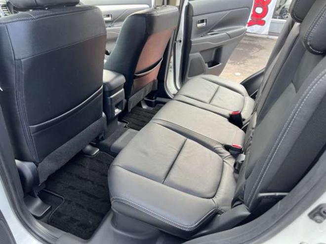 アウトランダーPHEV2.0 G プレミアムパッケージ 4WD　本革シート　ロックフォードプレミアムサウンドシステム　純正ナビ　フルセグTV　バックカメラ　クルーズコントロール　パドルシフト　衝突軽減システム　車線逸脱　AC100V　パワーバックドア　パワーシート 2000