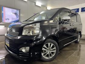 ヴォクシー　ＺＳ　キラメキＺ　本州仕入　禁煙車　アルパインリアフリップダウンモニター　アルパインナビ　地デジ　ＤＶＤ再生　Ｂｌｕｅｔｏｏｔｈオーディオ　バックカメラ　エンジンスターター　純正１６インチＡＷ　スタッドレスタイヤ付 4WD 2000 5Dr