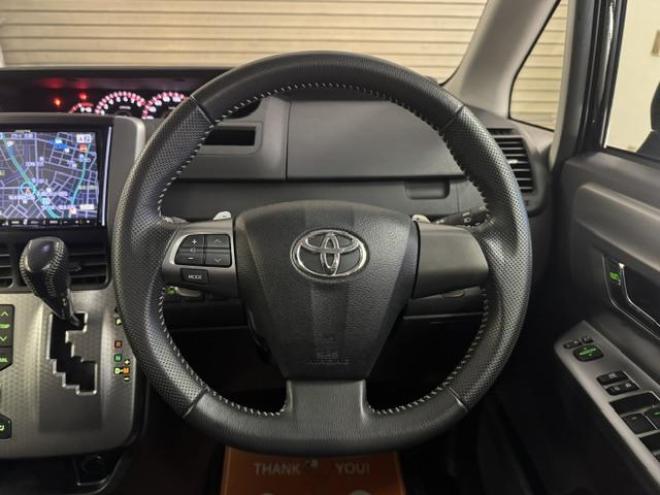 ヴォクシーＺＳ　キラメキＺ　本州仕入　禁煙車　アルパインリアフリップダウンモニター　アルパインナビ　地デジ　ＤＶＤ再生　Ｂｌｕｅｔｏｏｔｈオーディオ　バックカメラ　エンジンスターター　純正１６インチＡＷ　スタッドレスタイヤ付 4WD 2000 5Dr