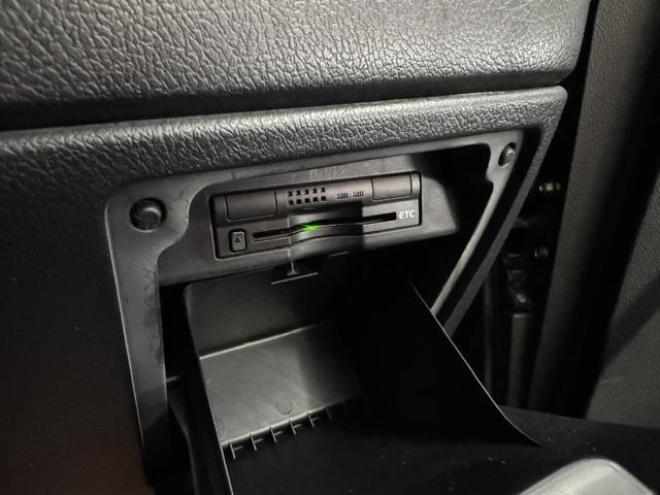ヴォクシーＺＳ　キラメキＺ　本州仕入　禁煙車　アルパインリアフリップダウンモニター　アルパインナビ　地デジ　ＤＶＤ再生　Ｂｌｕｅｔｏｏｔｈオーディオ　バックカメラ　エンジンスターター　純正１６インチＡＷ　スタッドレスタイヤ付 4WD 2000 5Dr