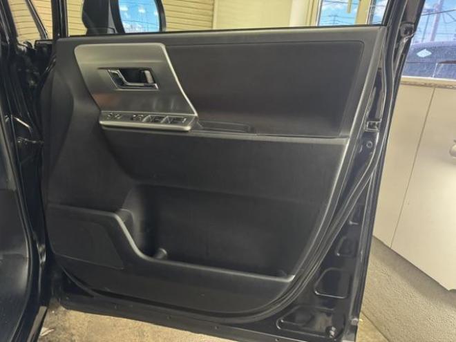 ヴォクシーＺＳ　キラメキＺ　本州仕入　禁煙車　アルパインリアフリップダウンモニター　アルパインナビ　地デジ　ＤＶＤ再生　Ｂｌｕｅｔｏｏｔｈオーディオ　バックカメラ　エンジンスターター　純正１６インチＡＷ　スタッドレスタイヤ付 4WD 2000 5Dr