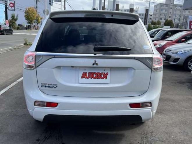アウトランダーPHEV2.0 G プレミアムパッケージ 4WD　本革シート　ロックフォードプレミアムサウンドシステム　純正ナビ　フルセグTV　バックカメラ　クルーズコントロール　パドルシフト　衝突軽減システム　車線逸脱　AC100V　パワーバックドア　パワーシート 2000